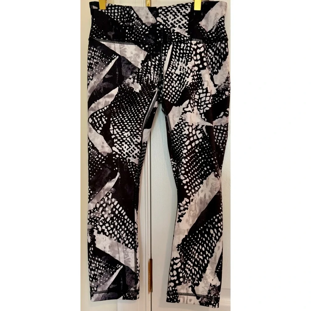 Lululemon Wunder Under Crop Leggings Size‎ 6 Black White Abstract Snake Print